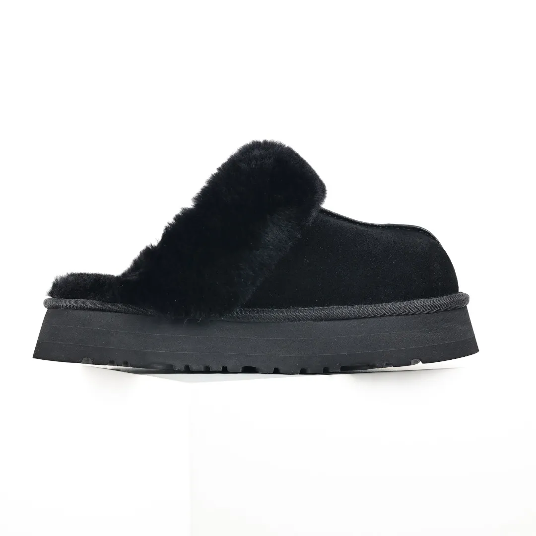 Pick up locally 💰520 Core recommendation with good price In recent years, uug has launched a series of styles, which are partially geared towards the preferences of young consumers and have also moved to the forefront of fashion trends. Shoe body material: water-repellent coated suede upper, 17mm UGGPURE™ implanted wool insole, lightweight non-slip and comfortable rubber outsole, with brand LOGO and trademark, with full packaging Size: 35 36 37 38 39 40